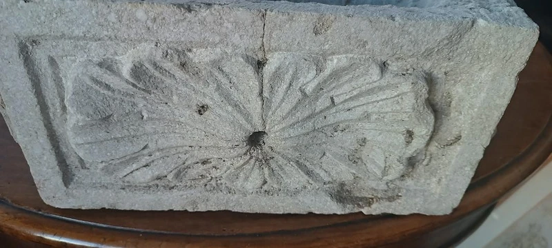 Antica piccola vasca da fontana in pietra scolpita Toscana XVI \ XVII secolo