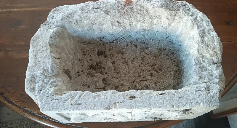 Antica piccola vasca da fontana in pietra scolpita Toscana XVI \ XVII secolo