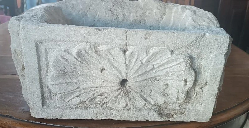 Antica piccola vasca da fontana in pietra scolpita Toscana XVI \ XVII secolo