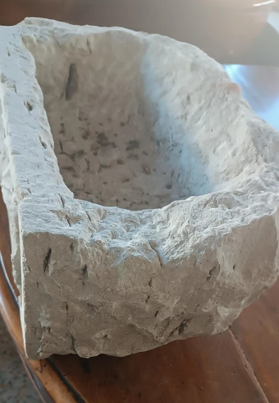 Antica piccola vasca da fontana in pietra scolpita Toscana XVI \ XVII secolo