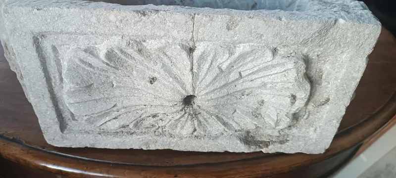 Antica piccola vasca da fontana in pietra scolpita Toscana XVI \ XVII secolo