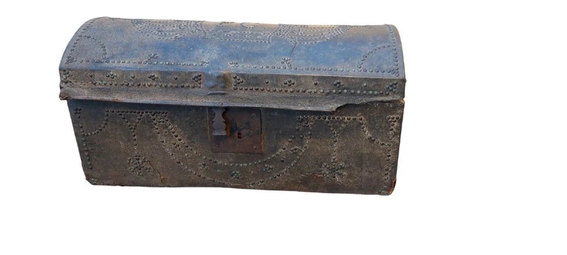 ANTIQUE SMALL STUDDED LEATHER TRUNK XVIII CENTURY ITALY