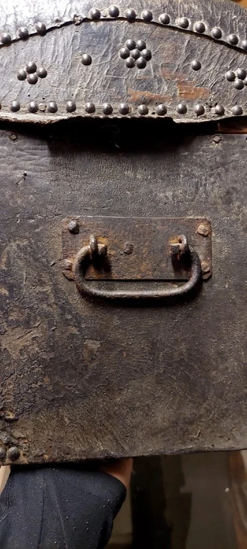 ANTIQUE SMALL STUDDED LEATHER TRUNK XVIII CENTURY ITALY