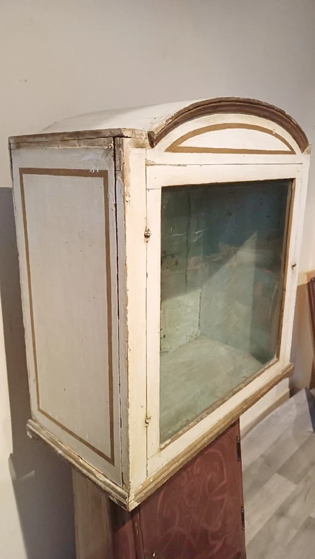 Lacquered and gilded wood showcase cabinet 18th century