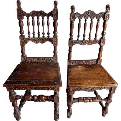 Paire de chaises sculptées Manufacture italienne 17ème siècle Rare