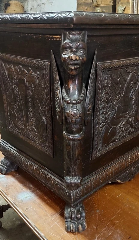 SMALL FINELY CARVED WOODEN CASE RENAISSANCE STYLE XIX CENTURY TUSCANY
