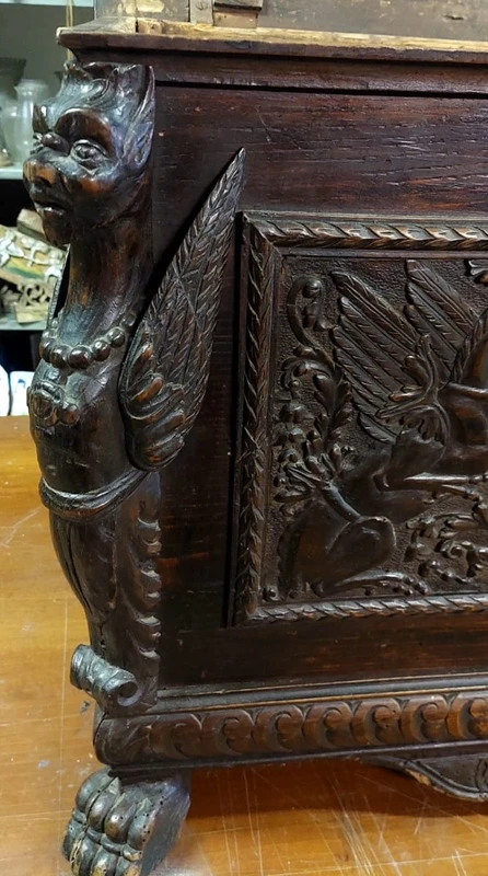 SMALL FINELY CARVED WOODEN CASE RENAISSANCE STYLE XIX CENTURY TUSCANY