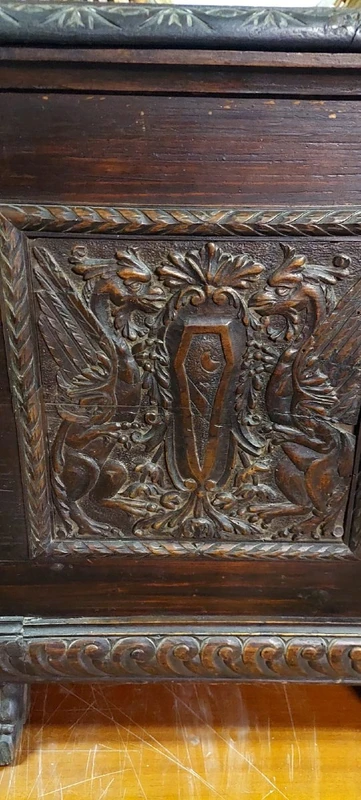 SMALL FINELY CARVED WOODEN CASE RENAISSANCE STYLE XIX CENTURY TUSCANY