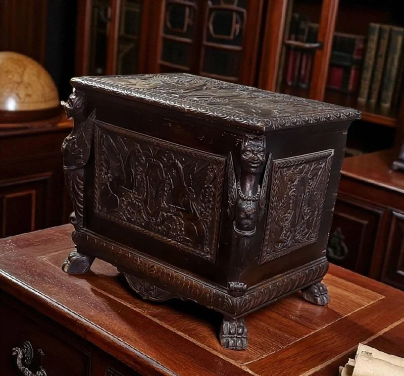 SMALL FINELY CARVED WOODEN CASE RENAISSANCE STYLE XIX CENTURY TUSCANY
