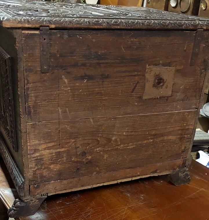 SMALL FINELY CARVED WOODEN CASE RENAISSANCE STYLE XIX CENTURY TUSCANY