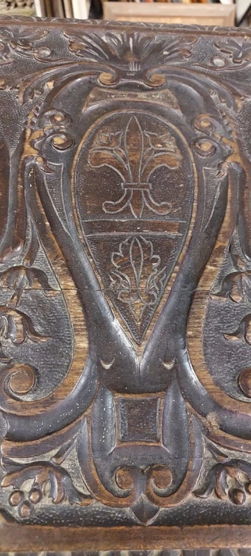 SMALL FINELY CARVED WOODEN CASE RENAISSANCE STYLE XIX CENTURY TUSCANY