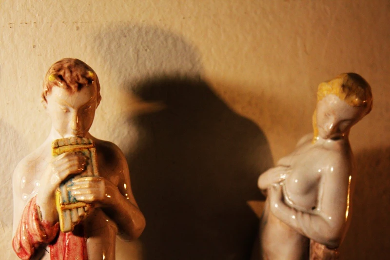 Manifattura MInghetti Bologna| Coppia di figure mitologiche in ceramica policroma.