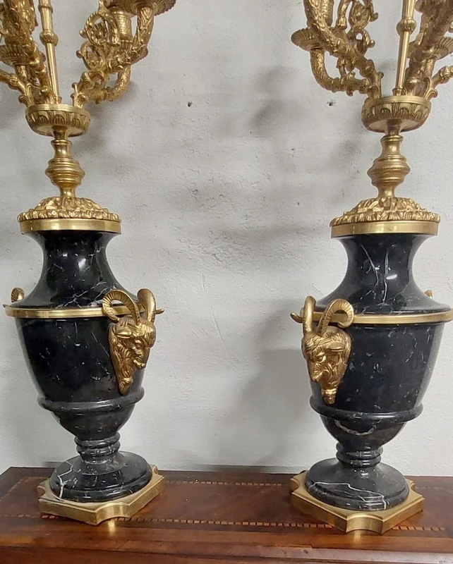 paire de grands candélabres en marbre et bronze doré