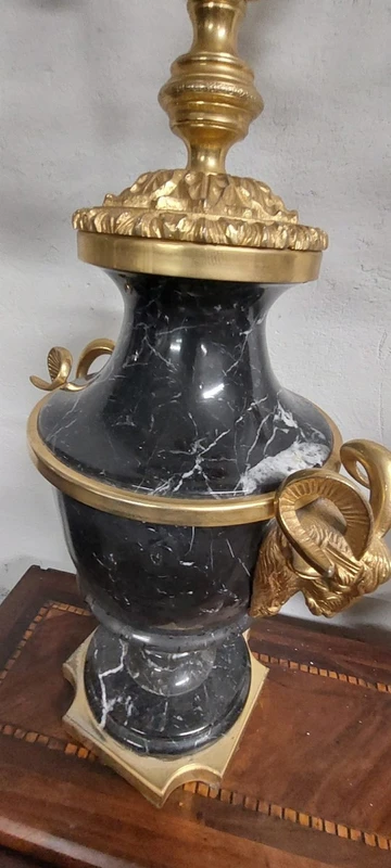 paire de grands candélabres en marbre et bronze doré