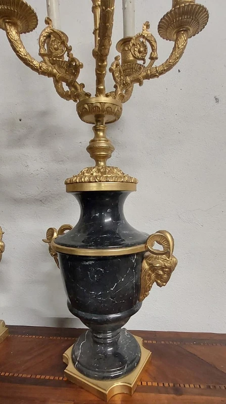 paire de grands candélabres en marbre et bronze doré