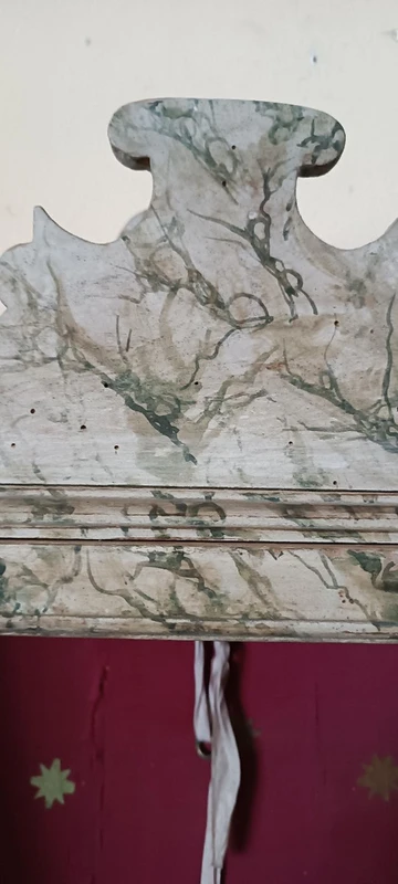Antica teca  , vetrina , in legno laccato a finto marmo , XVIII secolo Marche Italia
