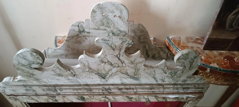 Antica teca  , vetrina , in legno laccato a finto marmo , XVIII secolo Marche Italia