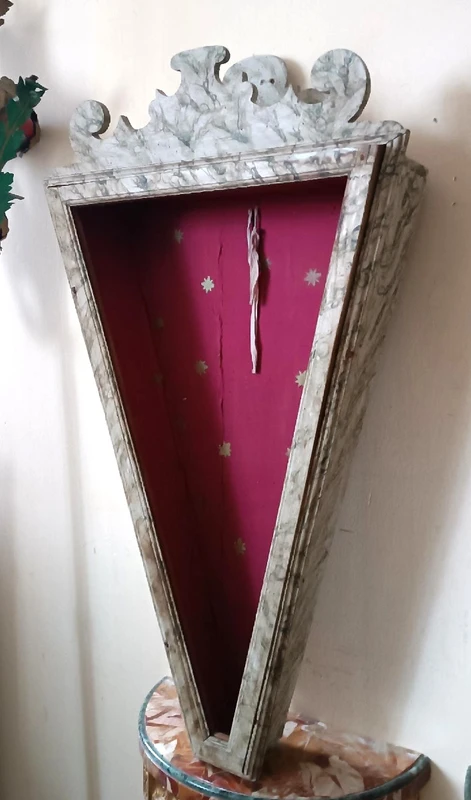 Antica teca  , vetrina , in legno laccato a finto marmo , XVIII secolo Marche Italia