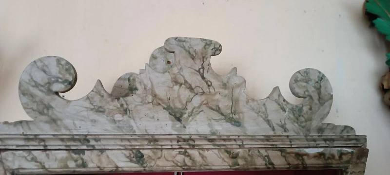Antica teca  , vetrina , in legno laccato a finto marmo , XVIII secolo Marche Italia