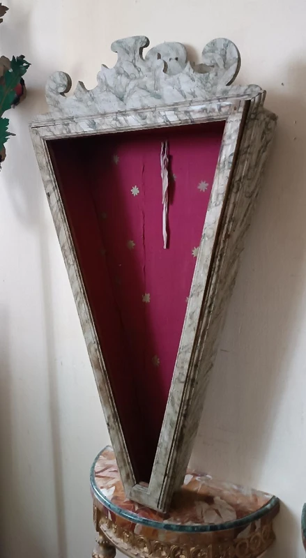 Antica teca  , vetrina , in legno laccato a finto marmo , XVIII secolo Marche Italia
