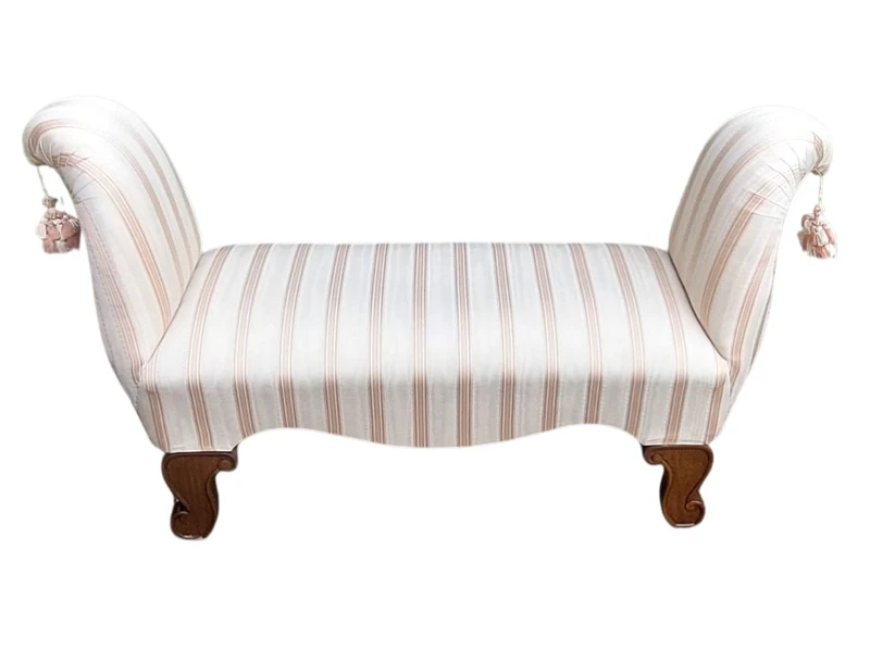 panca scendiletto in legno lavorato e sagomato imbottita con elegante stoffa