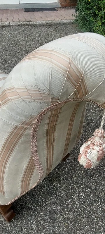 panca scendiletto in legno lavorato e sagomato imbottita con elegante stoffa