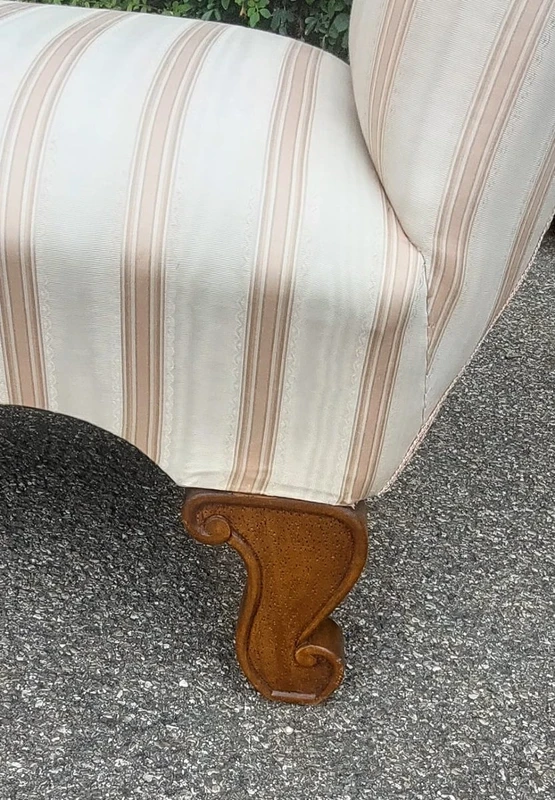panca scendiletto in legno lavorato e sagomato imbottita con elegante stoffa