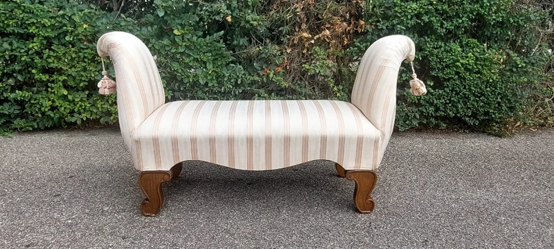 panca scendiletto in legno lavorato e sagomato imbottita con elegante stoffa