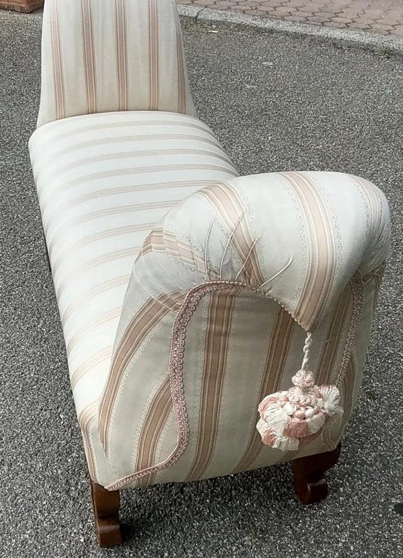panca scendiletto in legno lavorato e sagomato imbottita con elegante stoffa