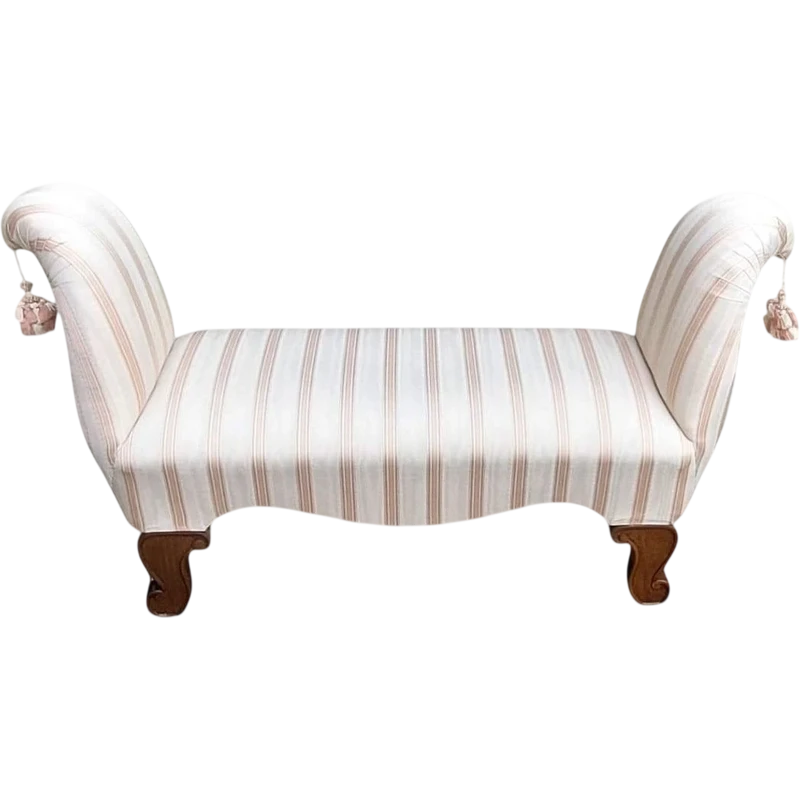 panca scendiletto in legno lavorato e sagomato imbottita con elegante stoffa