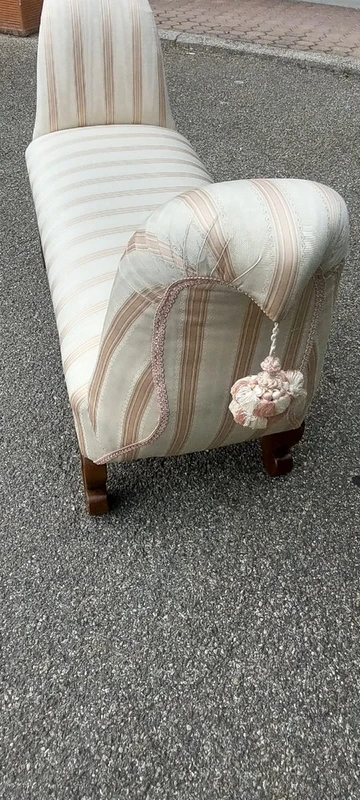 panca scendiletto in legno lavorato e sagomato imbottita con elegante stoffa