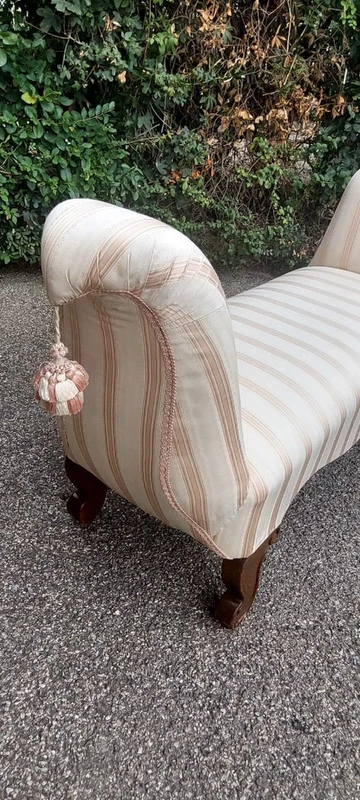 panca scendiletto in legno lavorato e sagomato imbottita con elegante stoffa