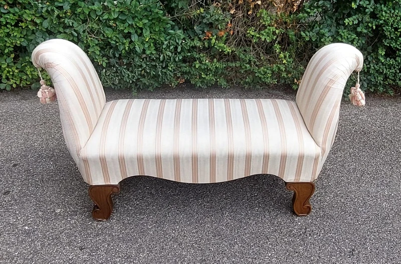 panca scendiletto in legno lavorato e sagomato imbottita con elegante stoffa
