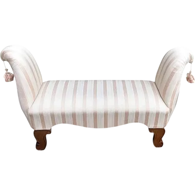 panca scendiletto in legno lavorato e sagomato imbottita con elegante stoffa