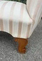 panca scendiletto in legno lavorato e sagomato imbottita con elegante stoffa