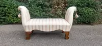 panca scendiletto in legno lavorato e sagomato imbottita con elegante stoffa