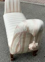 panca scendiletto in legno lavorato e sagomato imbottita con elegante stoffa