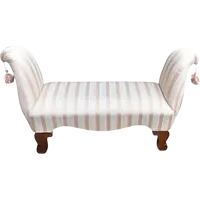 panca scendiletto in legno lavorato e sagomato imbottita con elegante stoffa