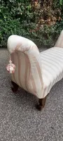 panca scendiletto in legno lavorato e sagomato imbottita con elegante stoffa