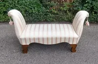 panca scendiletto in legno lavorato e sagomato imbottita con elegante stoffa
