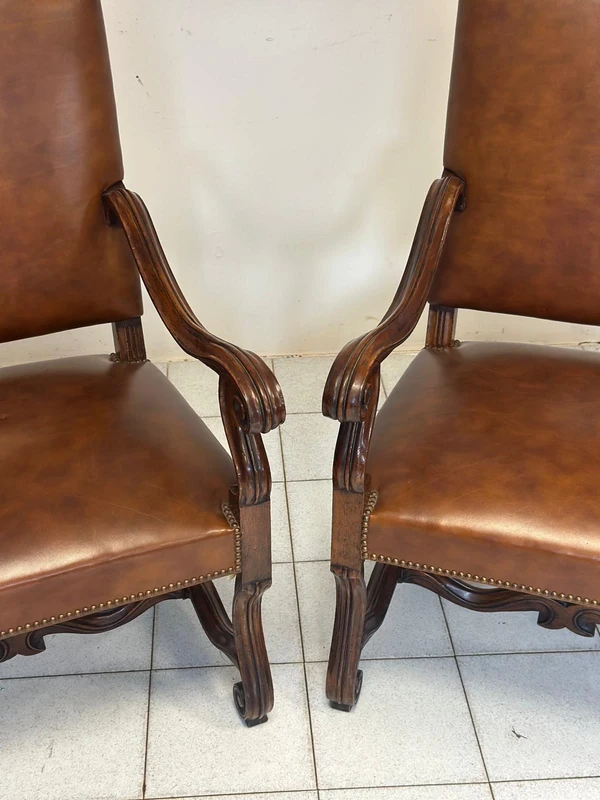Paire de chaises Louis XIV en noyer et cuir. Restaurées