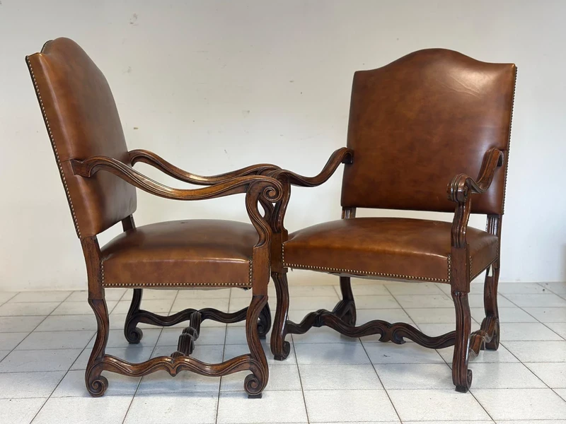 Paire de chaises Louis XIV en noyer et cuir. Restaurées