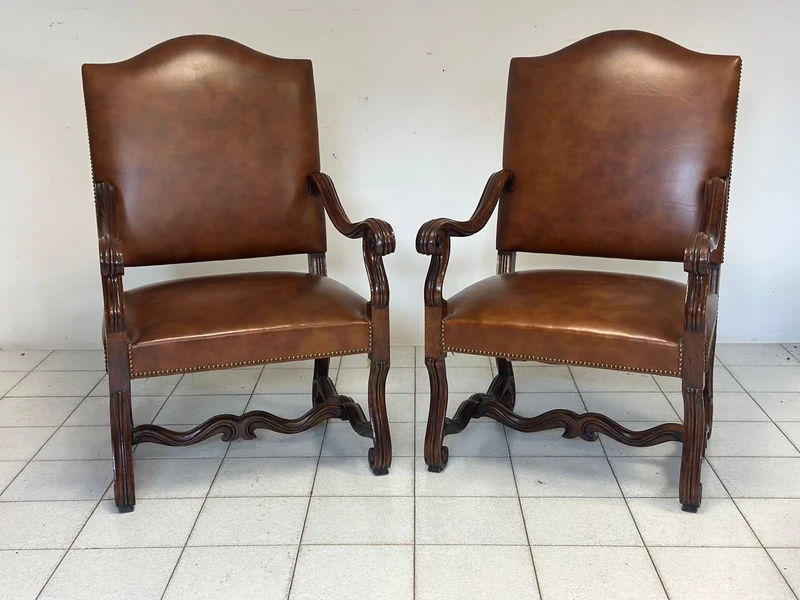 Paire de chaises Louis XIV en noyer et cuir. Restaurées