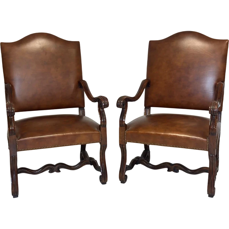 Paire de chaises Louis XIV en noyer et cuir. Restaurées