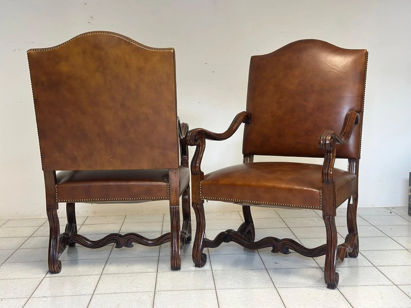 Paire de chaises Louis XIV en noyer et cuir. Restaurées
