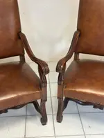 Paire de chaises Louis XIV en noyer et cuir. Restaurées