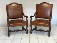 Paire de chaises Louis XIV en noyer et cuir. Restaurées