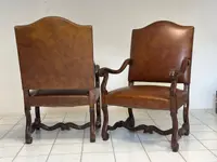 Paire de chaises Louis XIV en noyer et cuir. Restaurées