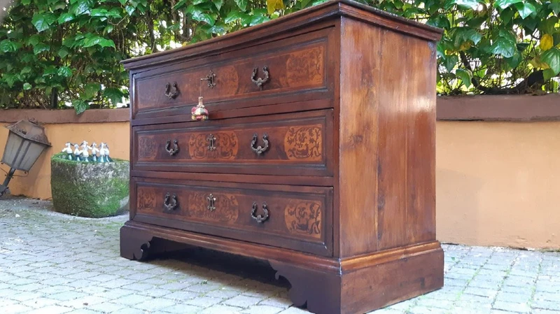 Commode ancienne en marqueterie de Vénétie