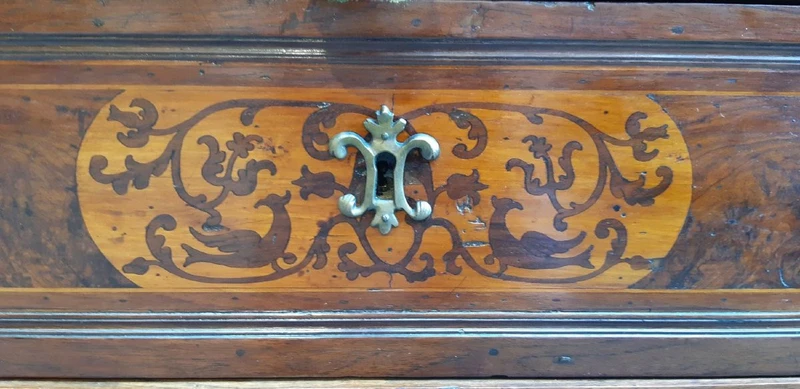 Commode ancienne en marqueterie de Vénétie